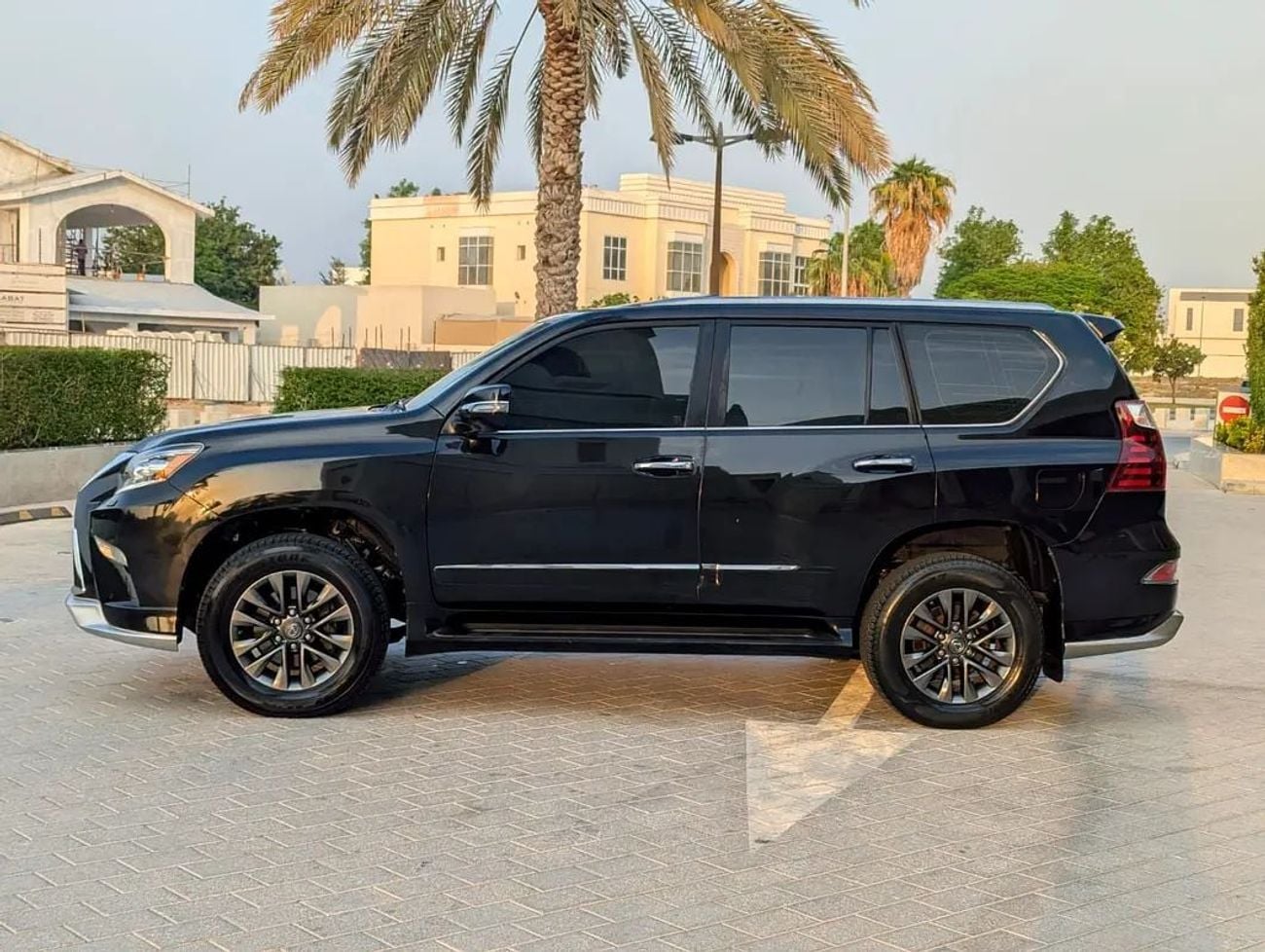 لكزس GX 460 بلاتينيوم سيارة موديل 2019 بمحرك V8 سعة 4.6 لتر، بمواصفات خليجية، بحالة داخلية وخارجية ممتازة.