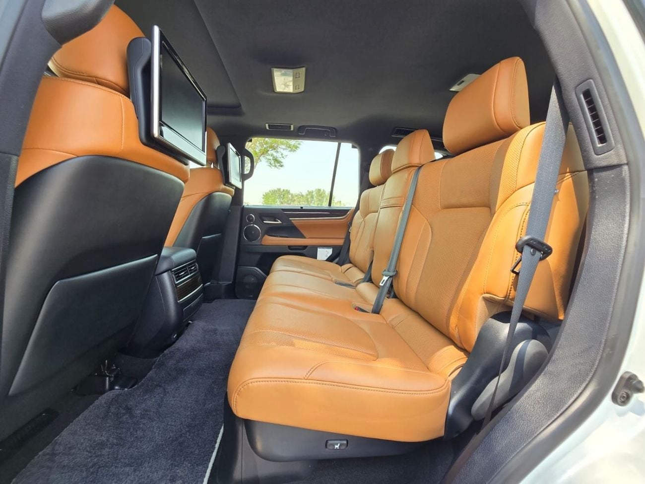 Lexus LX570 SIGNATURE LEXUS LX570 SIGNATURE FULL OPTION 2021 GCC AL FUTTAIM LEXUS SINGLE OWNER IN MINT CONDITION