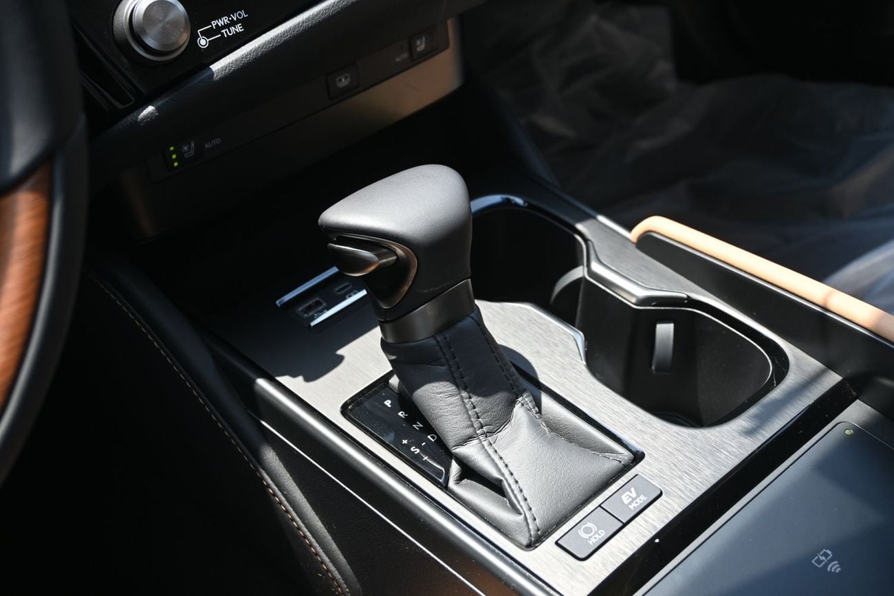 Lexus ES300h PLATINUM 2025 Lexus ES300H 2.5L Hybrid, Color White