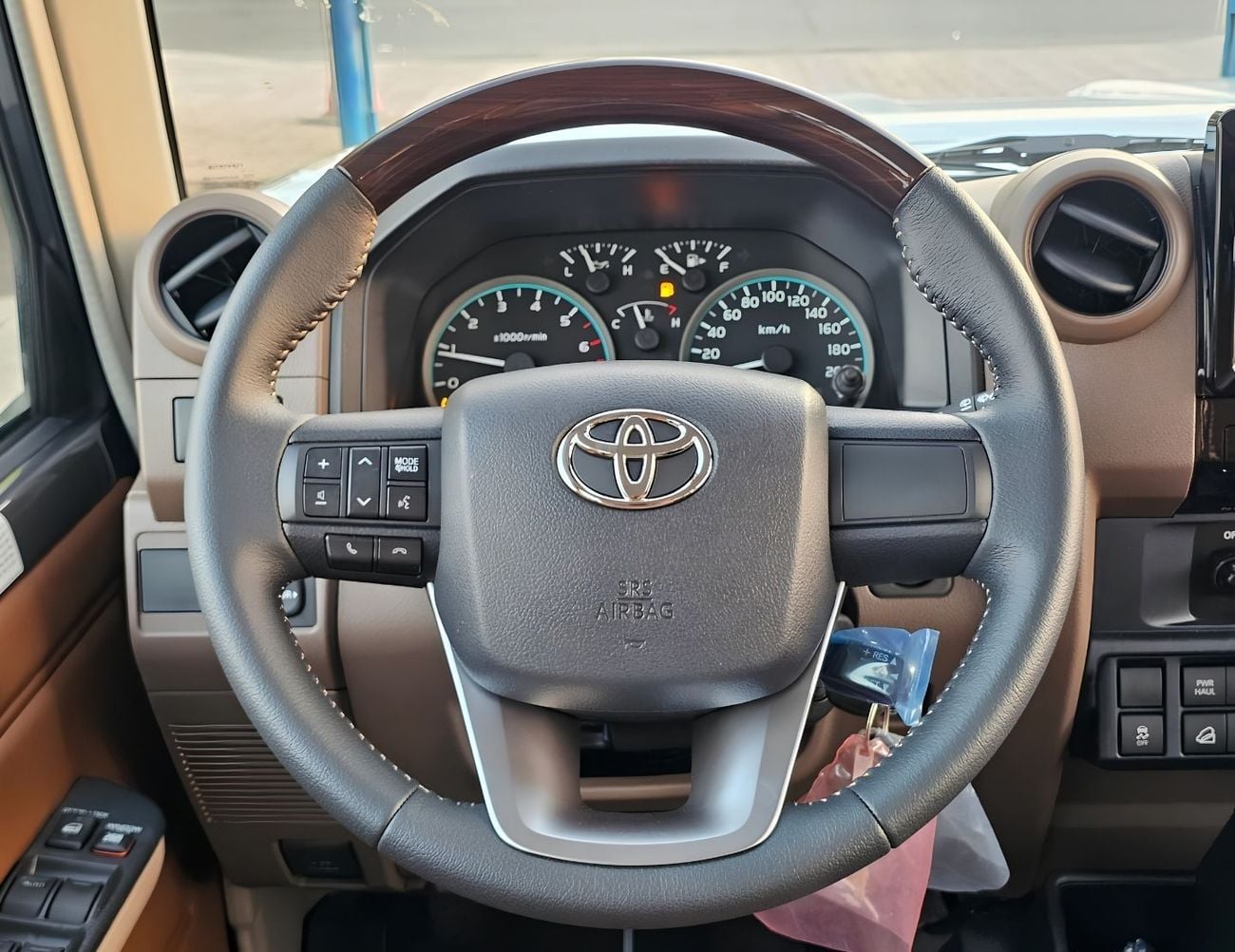 Toyota Land Cruiser 70 LC76 HARDTOP 5DOOR || 4.0L PETROL V6 A/T | FULL OPTION / LEATER SEATS / REAR CAMERA / OVER FENDER /