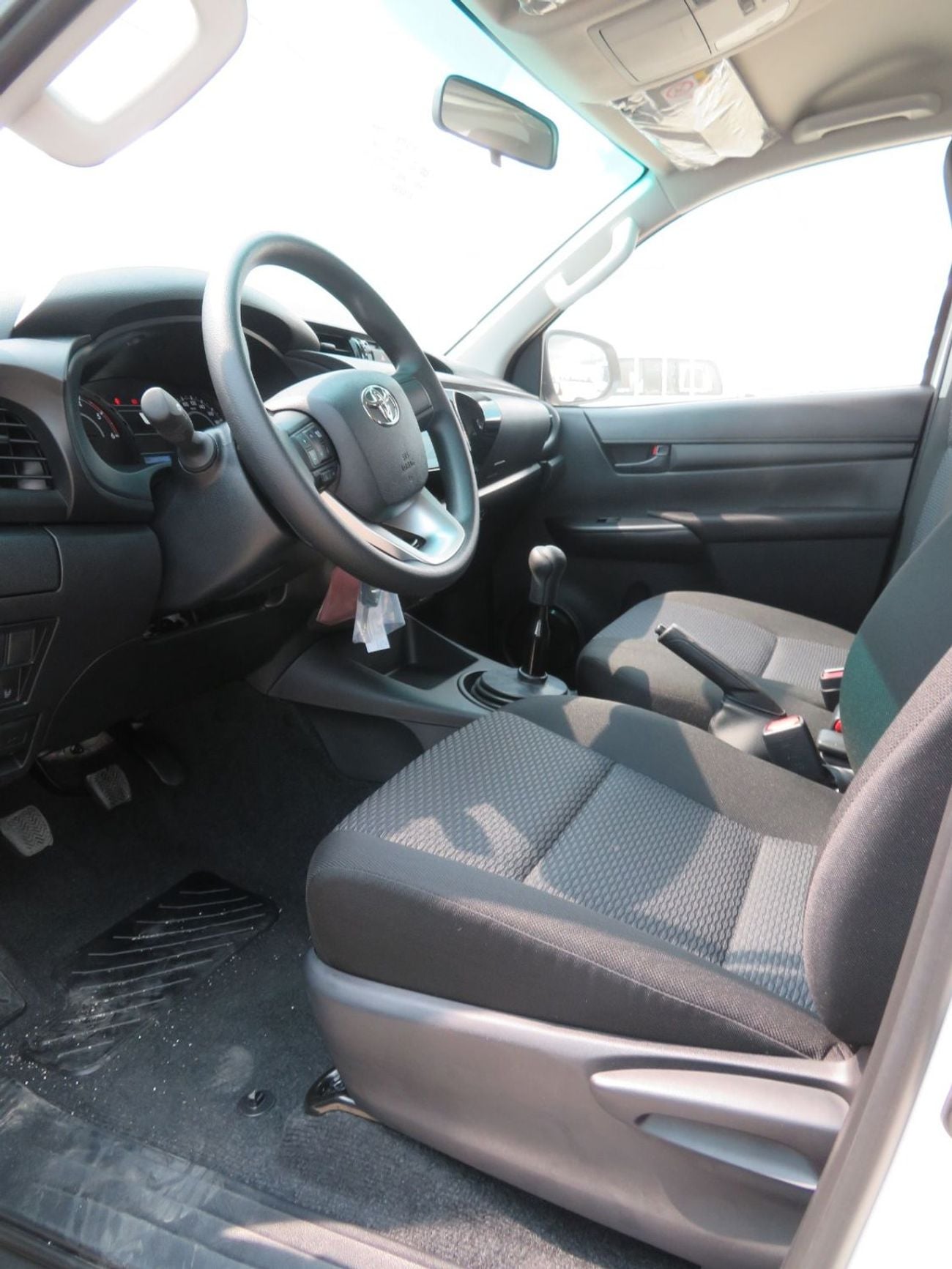 Toyota Hilux DLX MT 2026 PWOERWINDOWS 4X4 YM2026