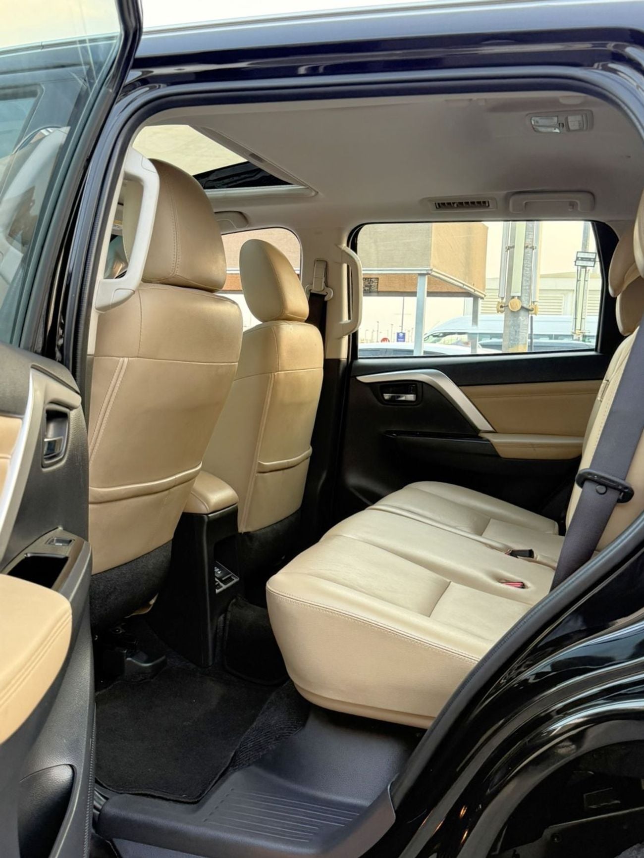 Mitsubishi Montero Sport GLS PREMIUM ACCIDENTS FREE - GCC - ORIGINAL PAINT - FULL OPTION - PERFECT CONDITION INSIDE OUT
