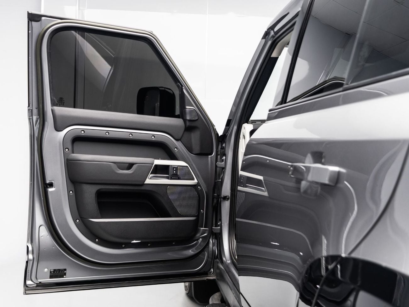 Land Rover Defender 110 SE P400 BUY NOW, PAY 2027 | THE BLACKLINE STANDARD | 2028 Al Tayer Warranty + S