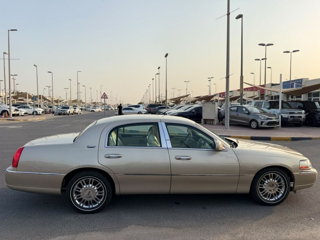 Lincoln Town Car SIGNATURE Accept a special price for a top-of-the-line model in excellent condition.