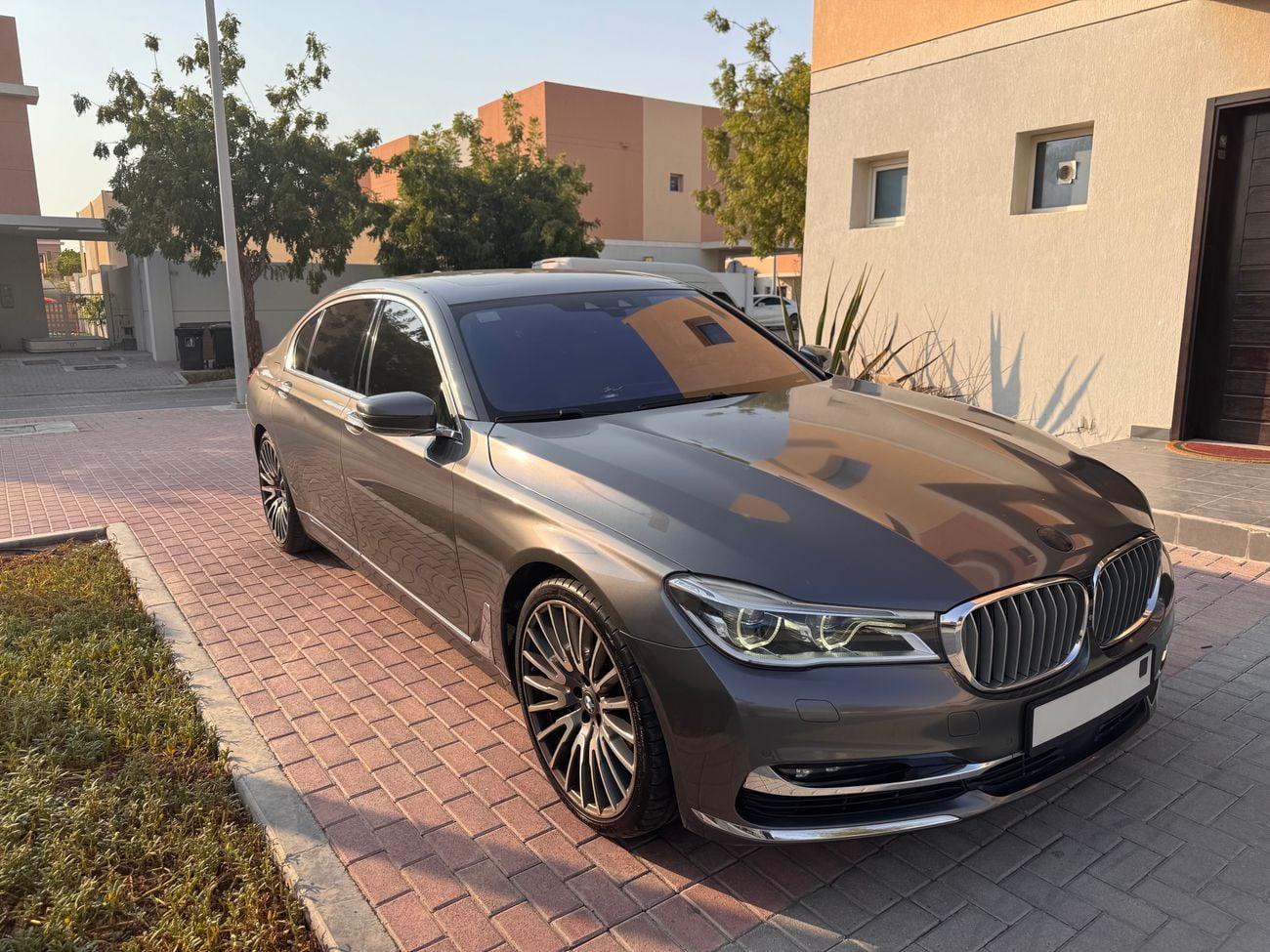 بي أم دبليو 750Li إكس درايف لاكجوري