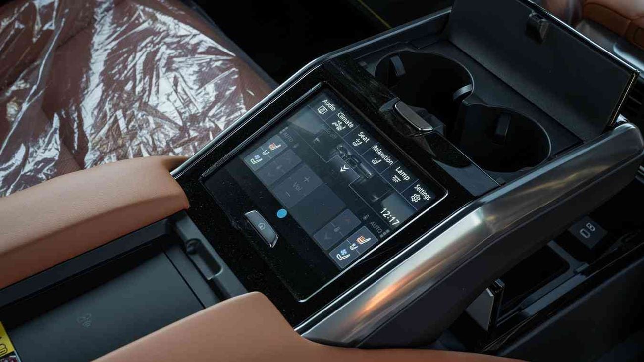 لكزس LX 700h VIP ECTAV0008 - لكزس LX700h VIP موديل 2026 - محرك هجين 3.5 لتر، ناقل حركة أوتوماتيكي - لون أبيض مع مقصور