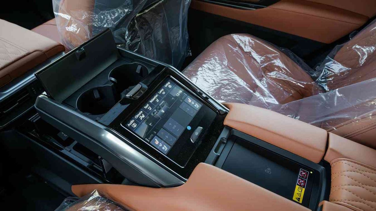 لكزس LX 700h VIP ECTAV0008 - لكزس LX700h VIP موديل 2026 - محرك هجين 3.5 لتر، ناقل حركة أوتوماتيكي - لون أبيض مع مقصور