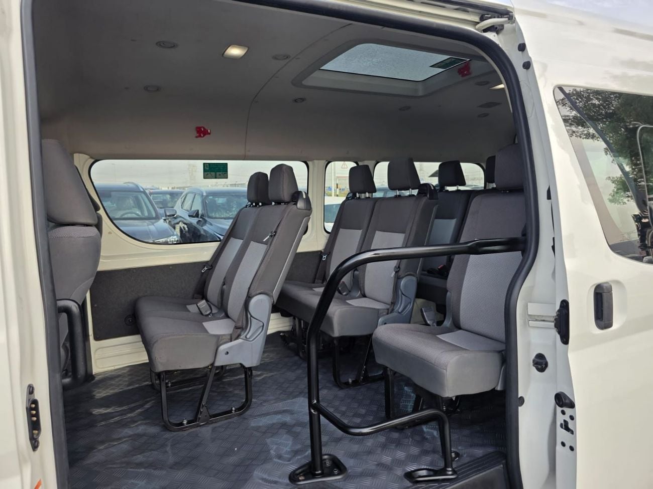 Toyota Hiace TOYOTA HIACE COMMUTER 12 SEATER DIESEL 2.8L RIGHT HAND DIVE