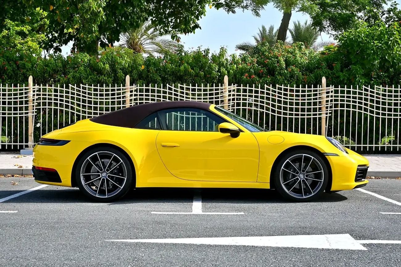 Porsche 911 CARRERA Cabriolet | Racing Yellow / Brown Roof | 379 HP | 989 KM | Warranty