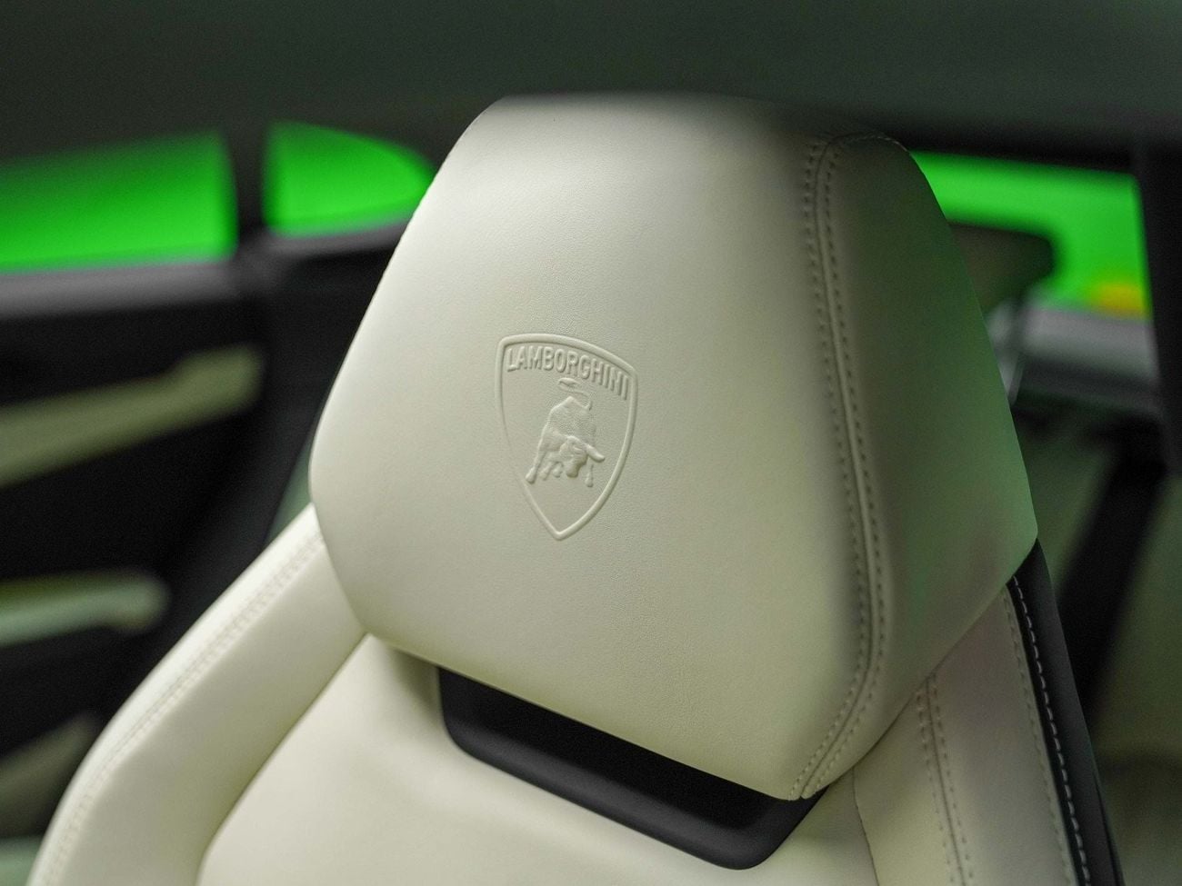 لامبورغيني اوروس UNDER 2 YEARS WARRANTY AND FREE SERVICE - URUS S - 2023 - ONLY 1,400 KM - GRIGIO TELESTO - LIKE NEW