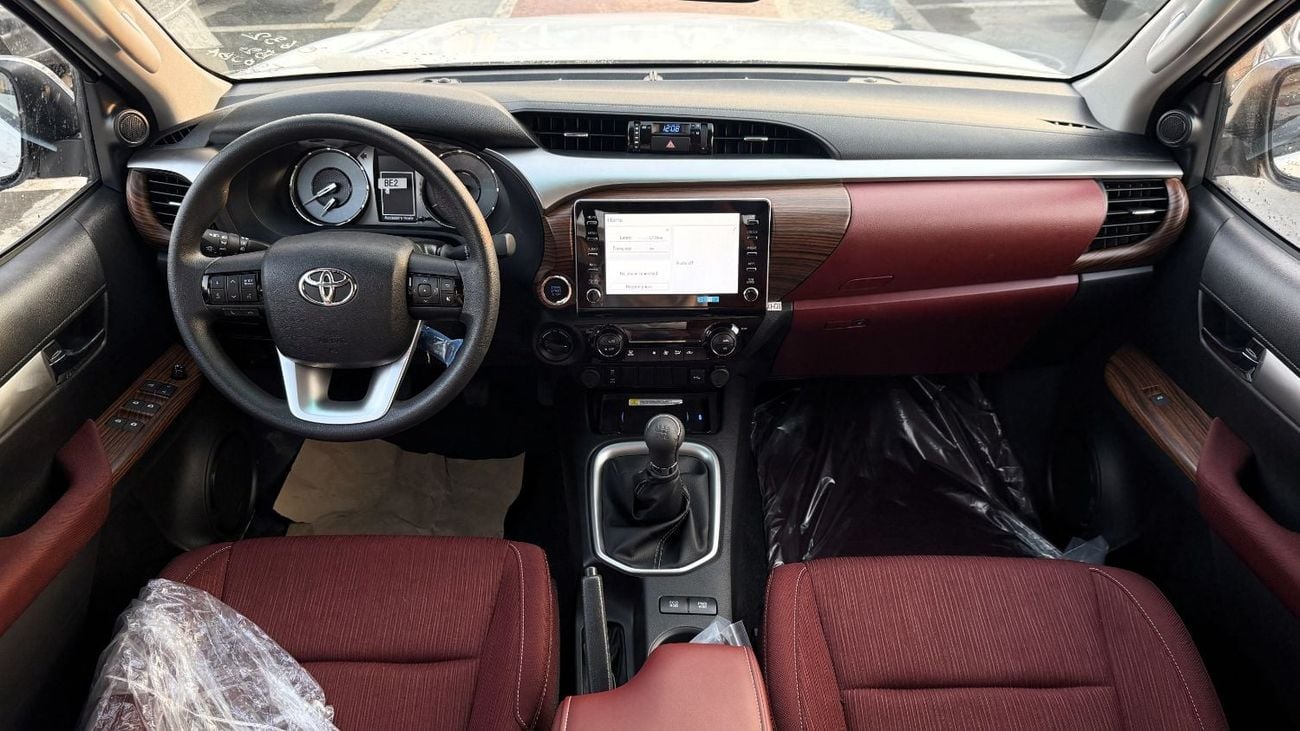 Toyota Hilux DLX 2.4L Diesel MT 2026YM