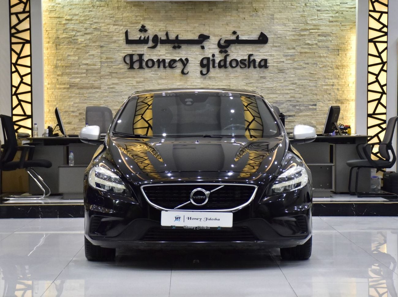 فولفو V40 R DESIGN EXCELLENT DEAL for our Volvo V40 T5 R-Design ( 2018 Model ) in Black Color GCC Specs