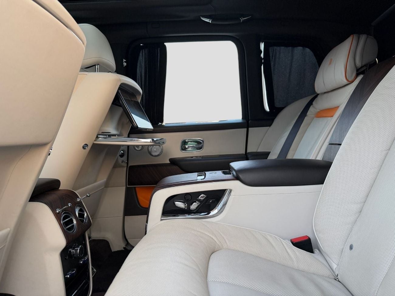Rolls Royce Cullinan STANDARD ROLLS-ROYCE CULLINAN SILVER BADGE | GCC | ORIGINAL PAINT | AGMC SERVICE CONTRACT