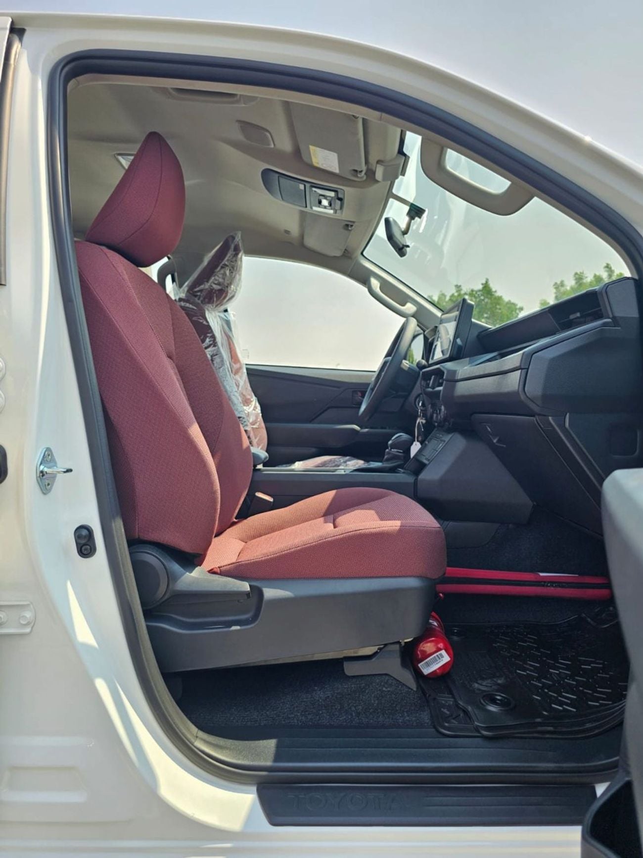 Toyota Hilux HILUX TOYOTA HILUX PICK-UP BASIC DOUBLE CABIN || PETROL AT 2.7L V4 4WD | WHITE 2027