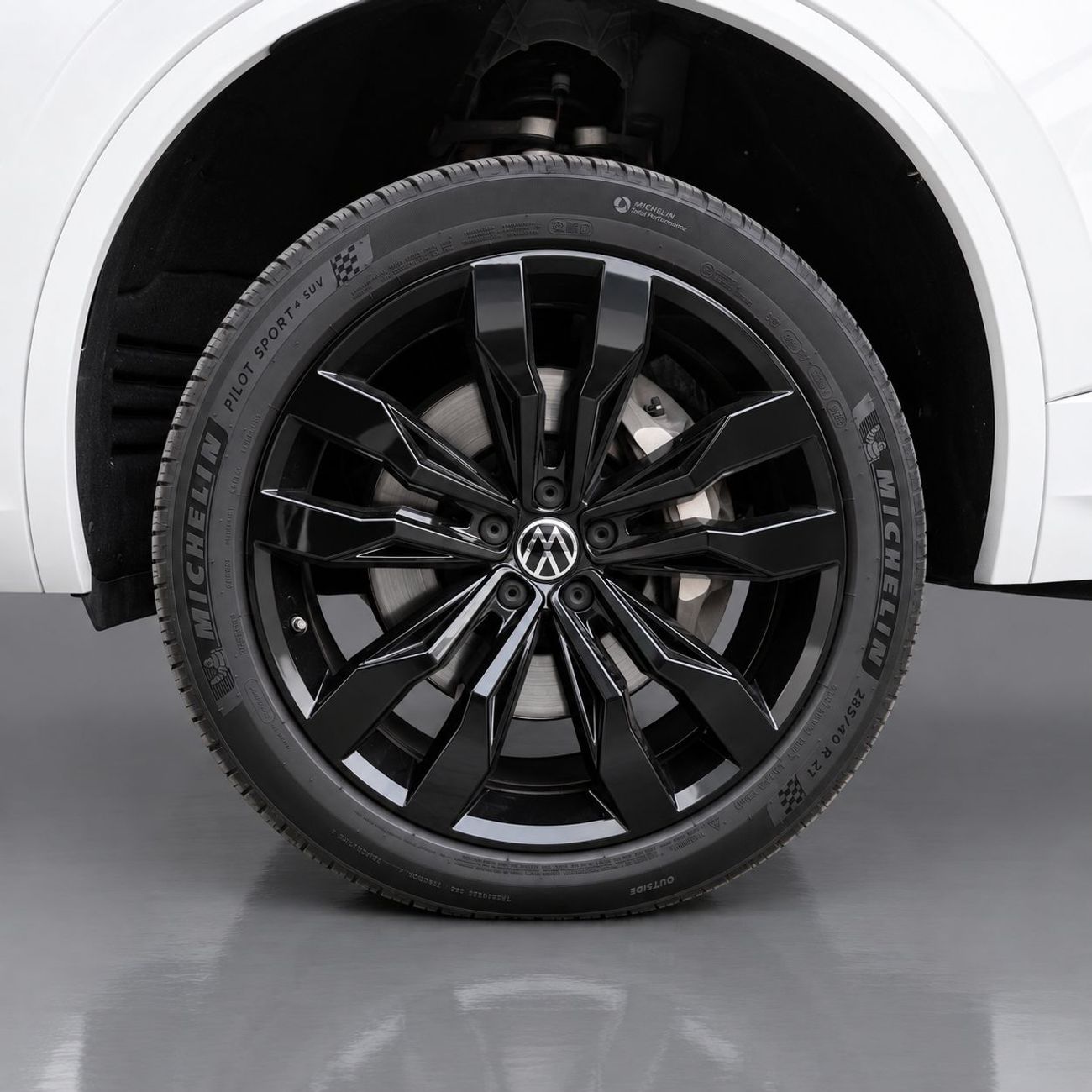 فولكس واجن طوارق R-LINE BLACK 3,257 درهم إماراتي شهرياً • بدون دفعة أولى • فولكس فاجن طوارق آر لاين الإصدار الأسود • ضمان وعقد خدم