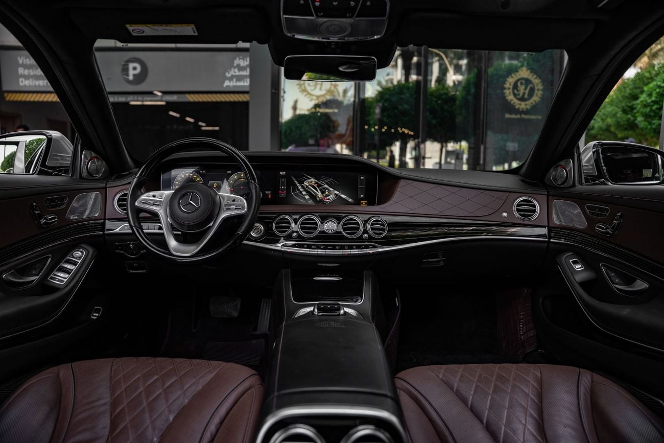 مرسيدس مايباخ S650 مايباخ V12 سيارة كاملة المواصفات، أوراقها سليمة، لم تتعرض لحوادث، خضعت لصيانة شاملة وجاهزة للانطلاق.