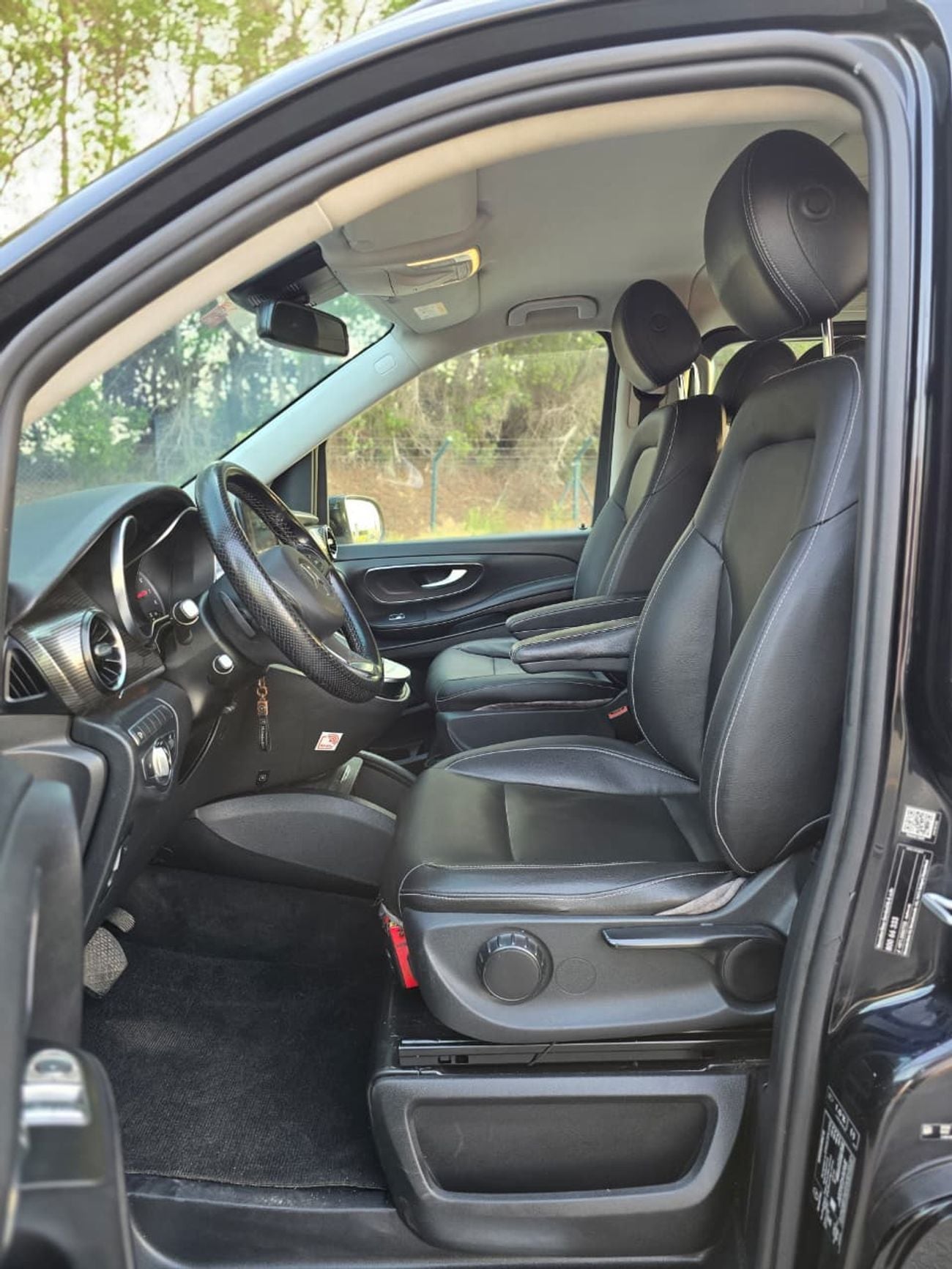 مرسيدس بنز V 250 AVANTGARDE/E MERCEDES V-250 GCC 2023 // 2KEYS // PERFECT CONDITION // 8SEATS // ACCIDENT FREE