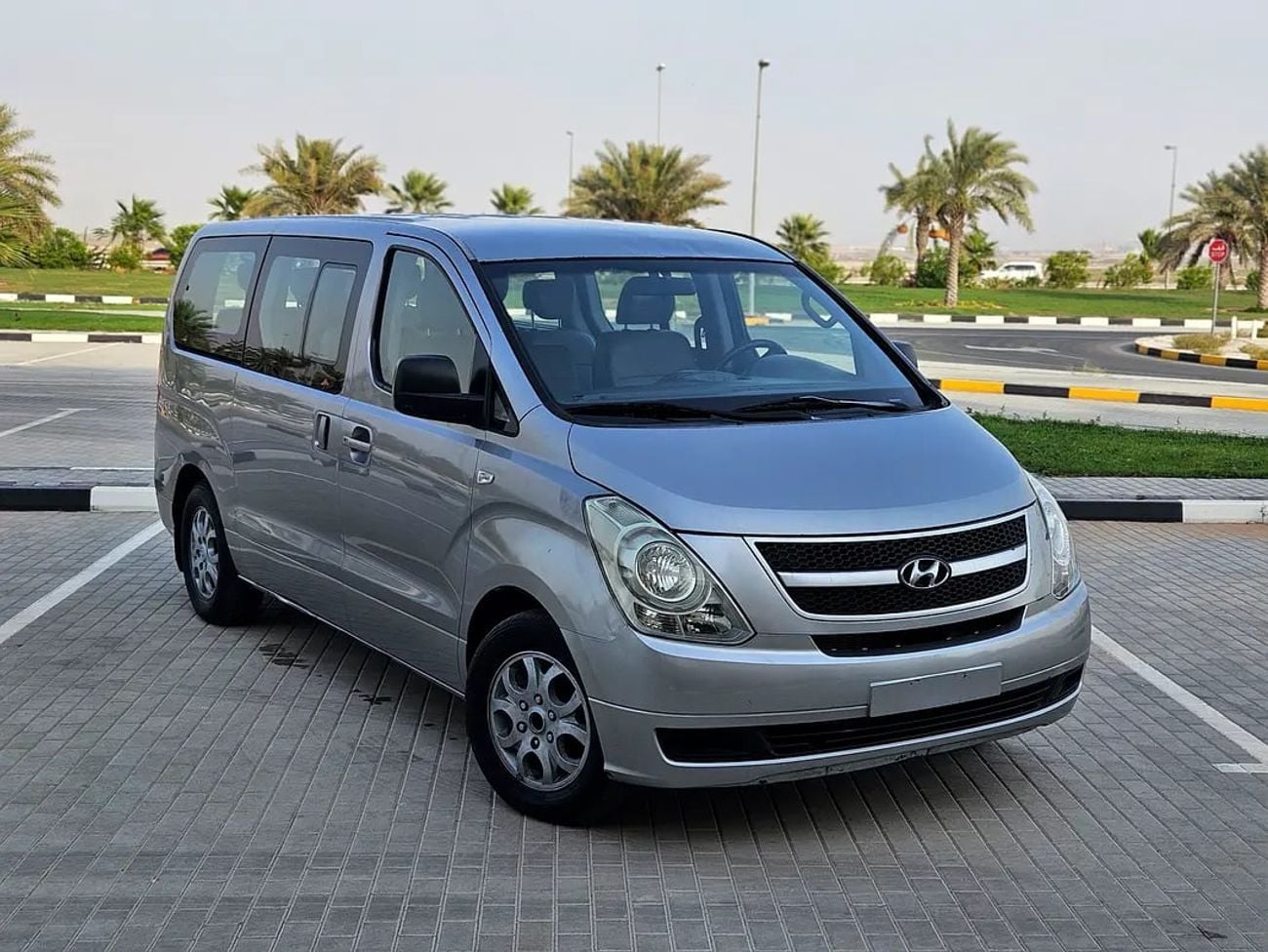 هيونداي جراند ستاريكس STANDARD DIESEL Full Automatic 12 Leather Seats Complete Condition With Low KM
