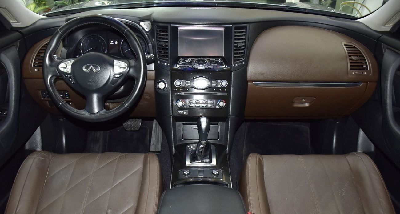 إنفينيتي QX70 لاكجوري EXCELLENT DEAL for our Infiniti QX70 ( 2020 Model ) in Silver Color GCC Specs