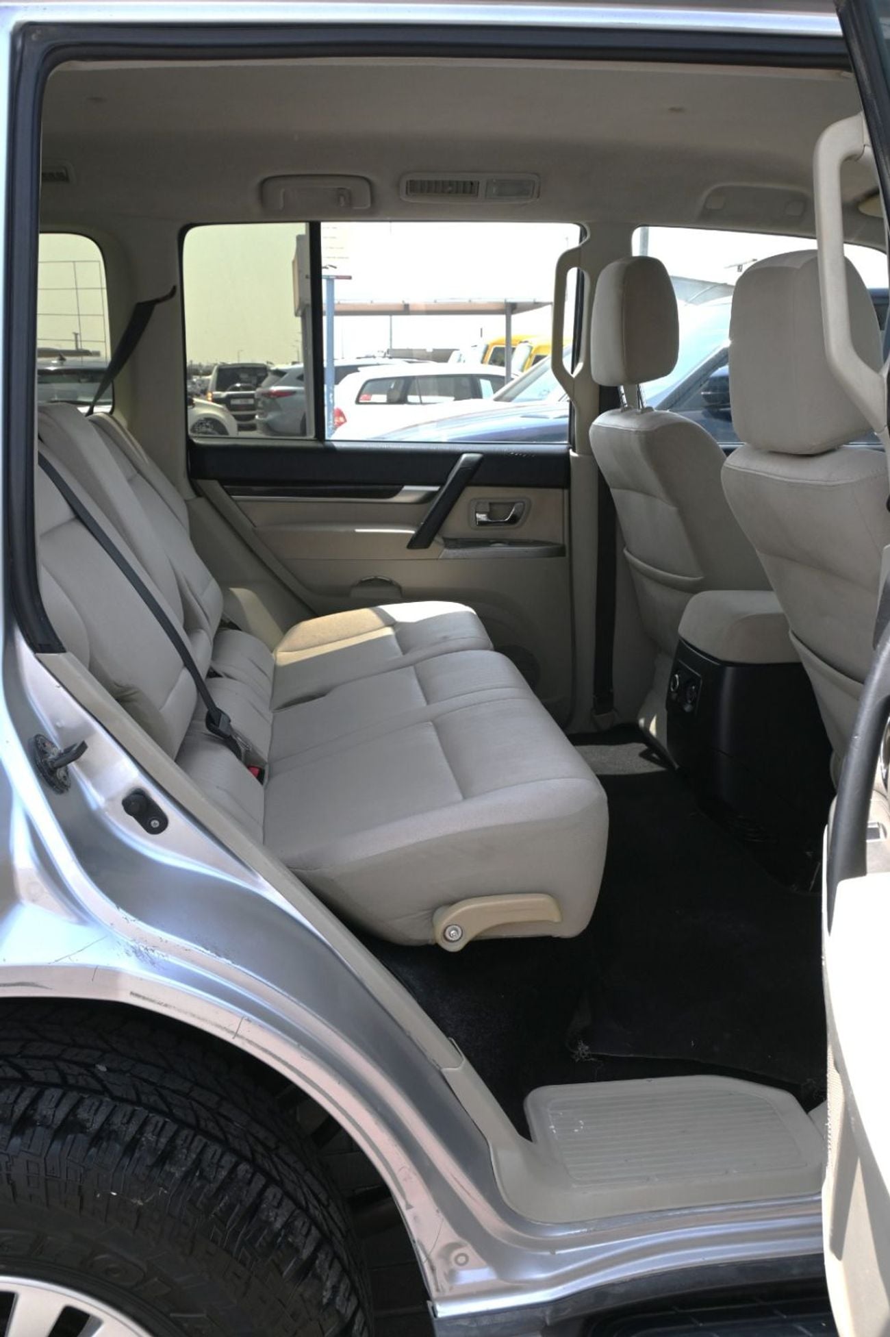ميتسوبيشي باجيرو GLS MIDDLINE 5 -DOOR -3.5 - نظام الدفع الرباعى - SUV بترول - أوتوماتك - 3.5-6 V