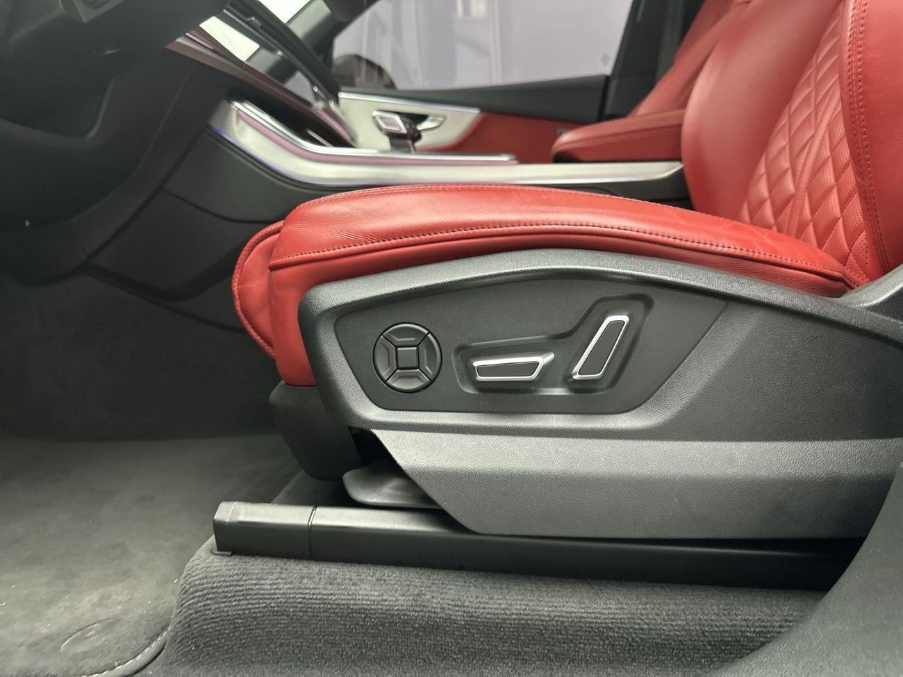 أودي Q8 55 TFSI quattro 340hp Crimson Red Edition (رقم المرجع: 53845)