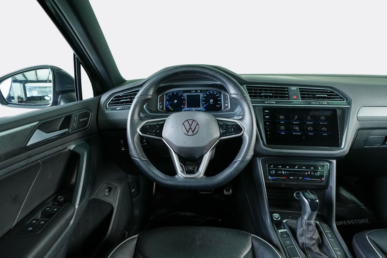 Volkswagen Tiguan R-LINE PLUS-GCC-Al Nabooda Full Service History-1 Owner-Leather Interior