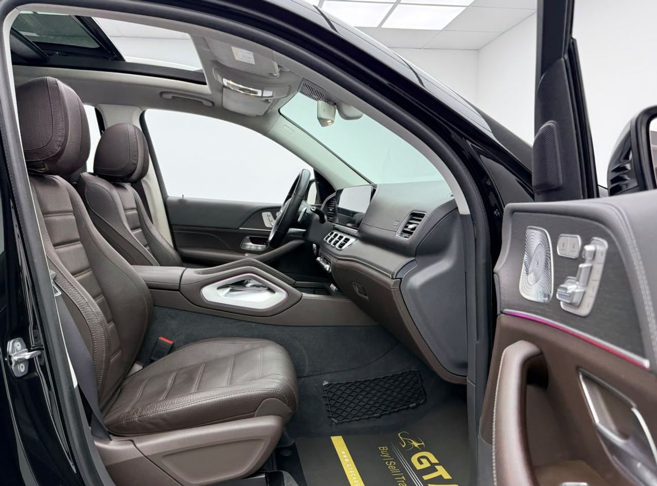 مرسيدس بنز GLS 580 STANDARD مرسيدس بنز GLS580 4MATIC موديل 2020، مزودة بحزمة خدمة مرسيدس بنز لعام 2028، مع ضمان، وسجل صيانة كامل