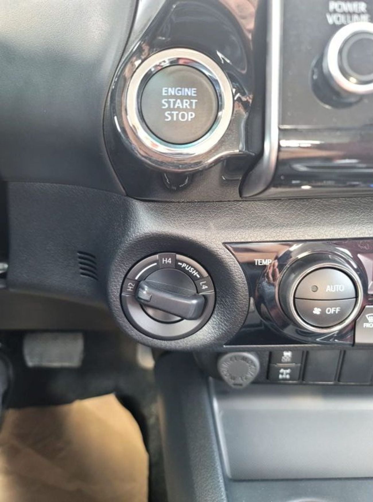 تويوتا هيلوكس SR5 4.0L V6 PETROL, DOUBLE CAB, 4WD, PUSH START, AUTOMATIC, MONITOR, MODEL 2024