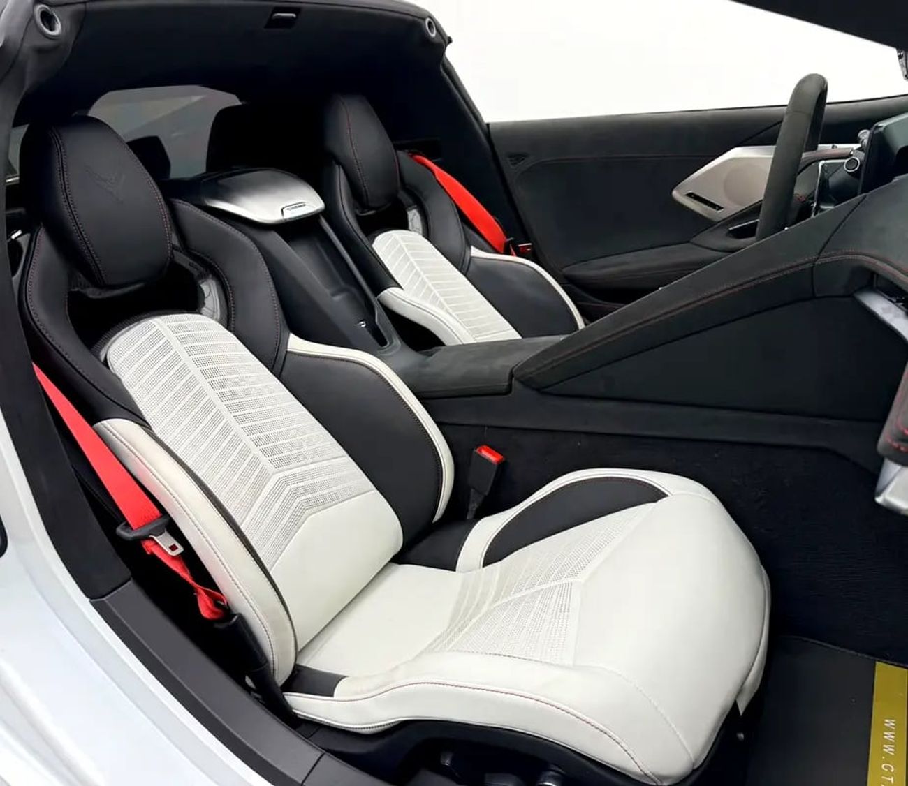 شيفروليه كورفت ستينجراي 3LT الذكرى السنوية 70 C8 3LT 70th Anniversary Edition, Warranty, Very Low Km, GCC