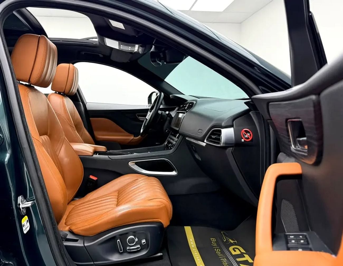 Jaguar F-PACE 25T, Full Service History, Fully Loaded, Excellent Condition, GCC