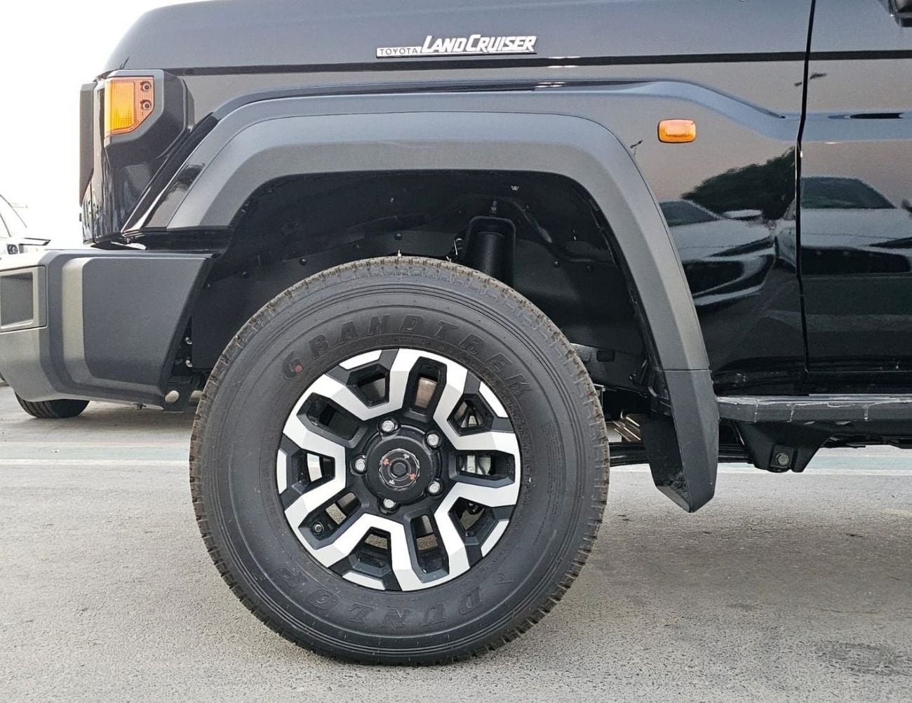 Toyota Land Cruiser 70 LC76 LX HARDTOP 5DOOR || 4.0L PETOL A/T 4WD | RADAR | DIFF-LOCK | FULL OPTION (CODE # 76PAFRE)