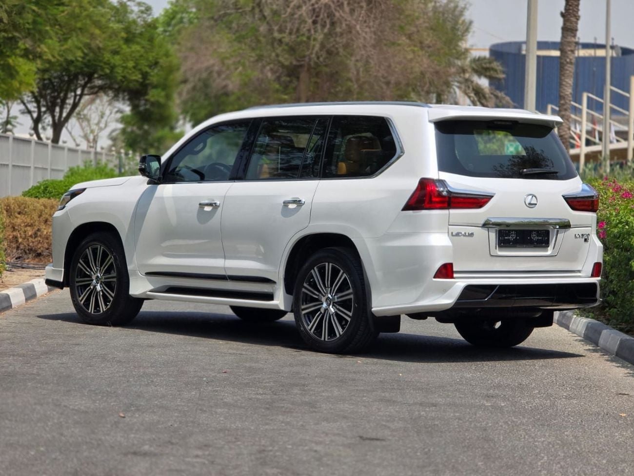 Lexus LX570 SIGNATURE LEXUS LX570 SIGNATURE FULL OPTION 2021 GCC AL FUTTAIM LEXUS SINGLE OWNER IN MINT CONDITION