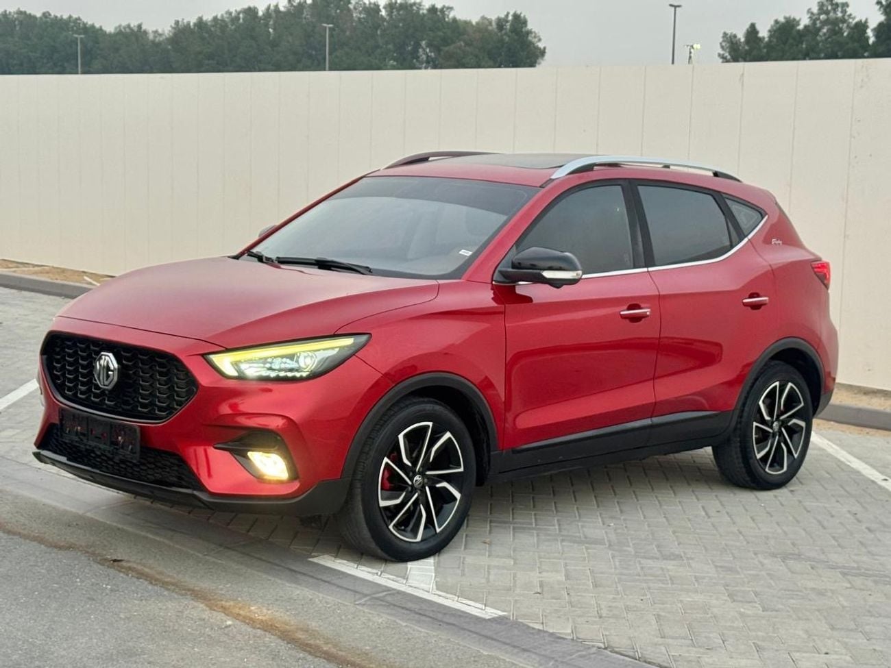 MG ZS LUX