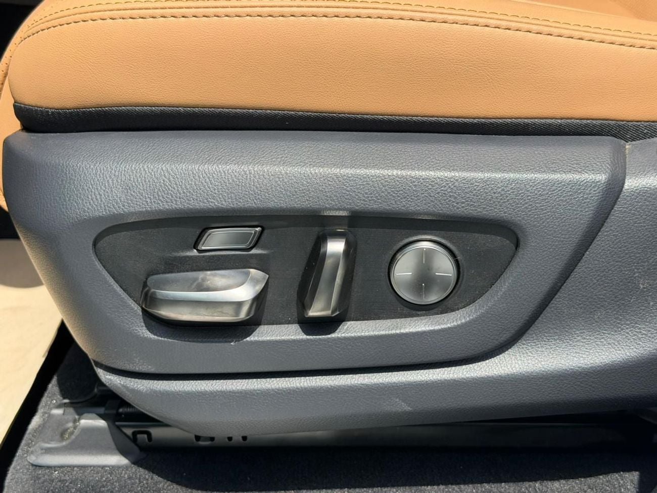 لكزس LX 700h SIGNATURE لكزس LX 700 هايبرد، نظام ركن آلي، أبيض/بيج.