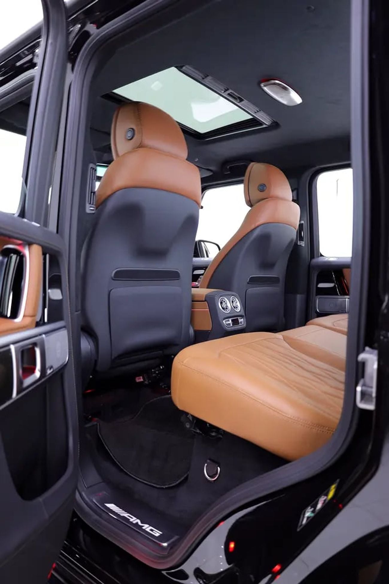 Mercedes Benz G63 AMG G63 GCC MANUFAKTUR EDITION +DOUBLE NIGHT PACKAGE CARBON INT+ 5 YEARS WARRANTY + FREE NANO COATING