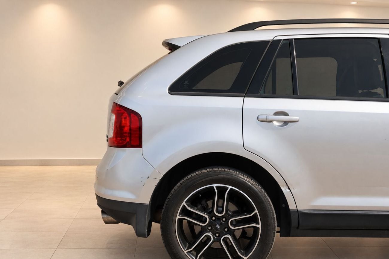 فورد إدج SEL فورد إيدج SEL موديل 2014، بمحرك V6 سعة 3.5 لتر ونظام دفع رباعي، لون فضي مع عجلات ألمنيوم سوداء وفضية