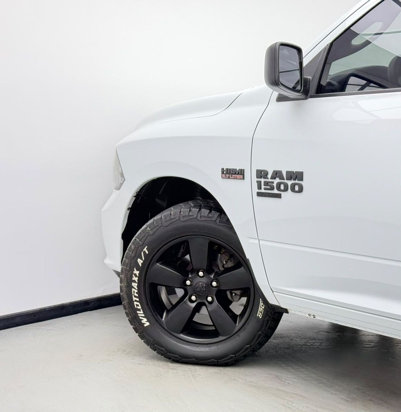 RAM 1500 CLASSIC 2022 Dodge Ram 1500 Classic SLT, Agency Warranty+Full Service History, GCC Specs.b