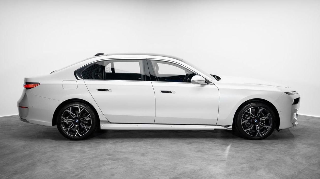 BMW 735i STANDARD - 2023 - GCC Specs - Under Service Contract