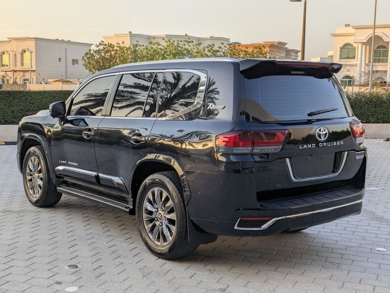 تويوتا لاند كروزر GXR Toyota landcruise 2015Model Facelifte 2025 4.0L v6 petrol Engine Colour Black push start Transmi