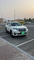 تويوتا برادو VXR محرك بنزين V6 سعة 4.0 لتر، كامل المواصفات، لون أبيض، زر تشغيل، فتحة سقف، ناقل حركة أوتوماتيكي، مقاعد