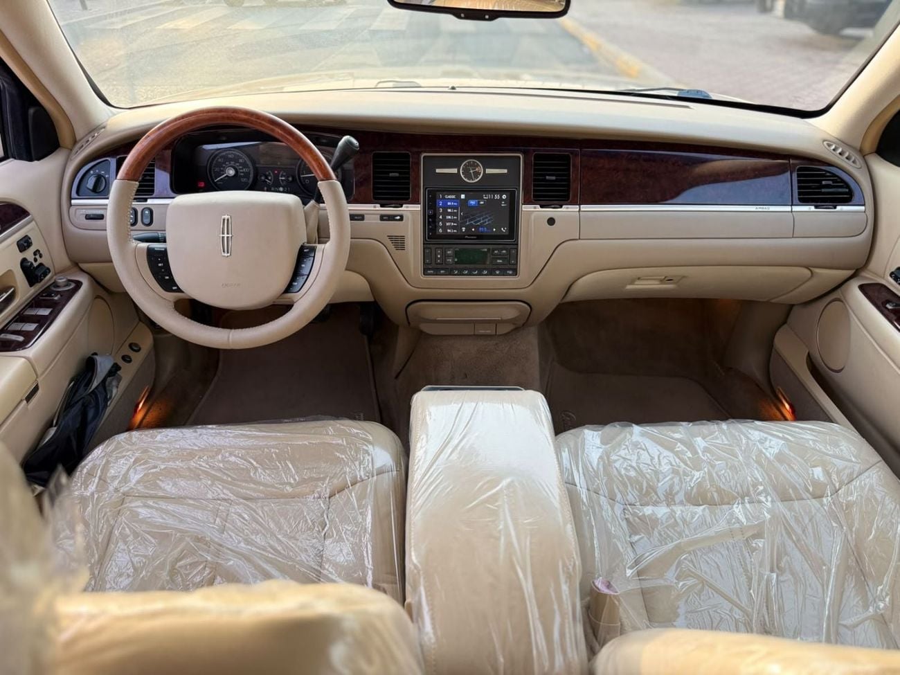 Lincoln Town Car SIGNATURE Accept a special price for a top-of-the-line model in excellent condition.