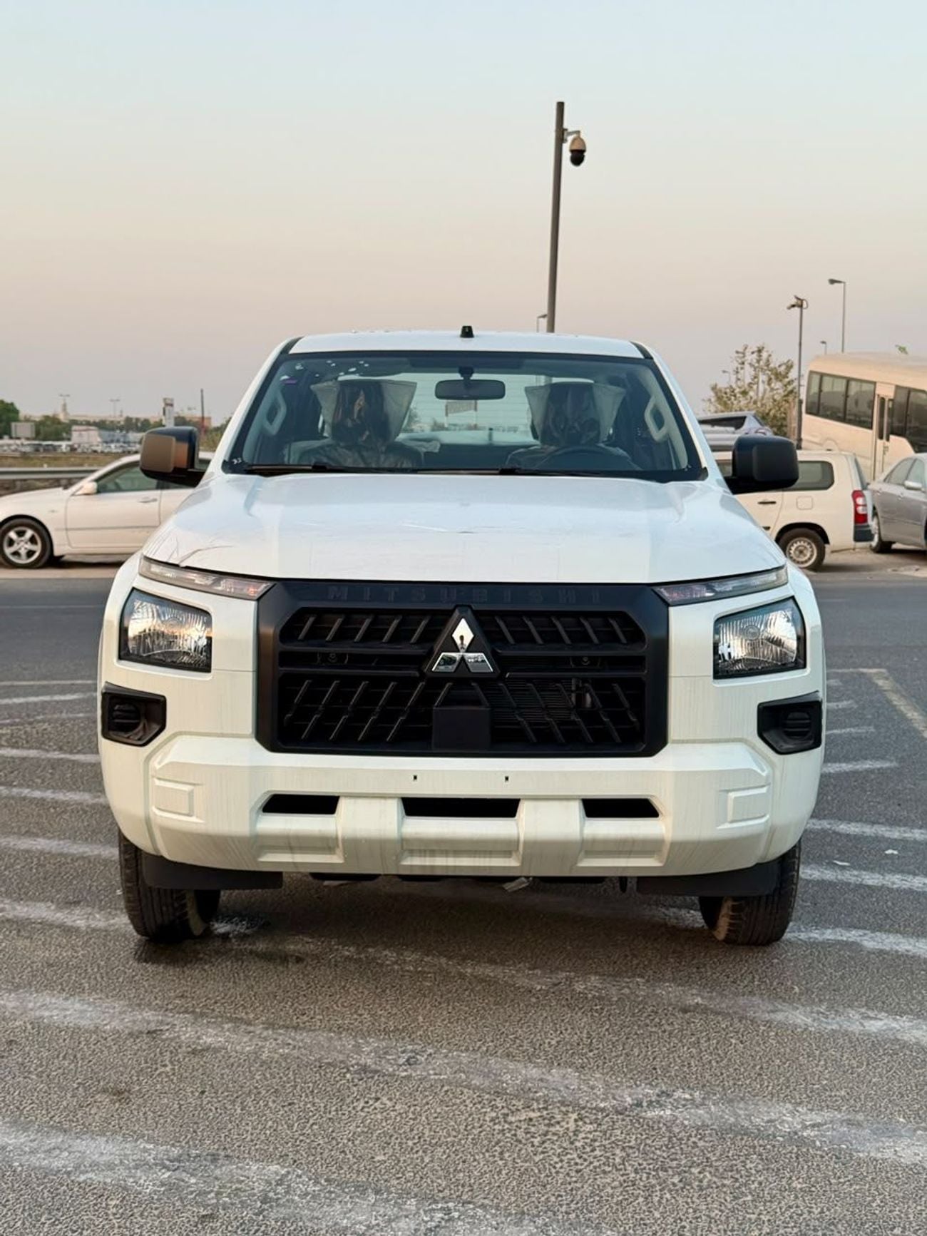 Mitsubishi L200 GLX MiTsUBiSHi - L-200 - M-Line - 2.4L - DC - MT - STaNDaRD - 2026 - WHiTE