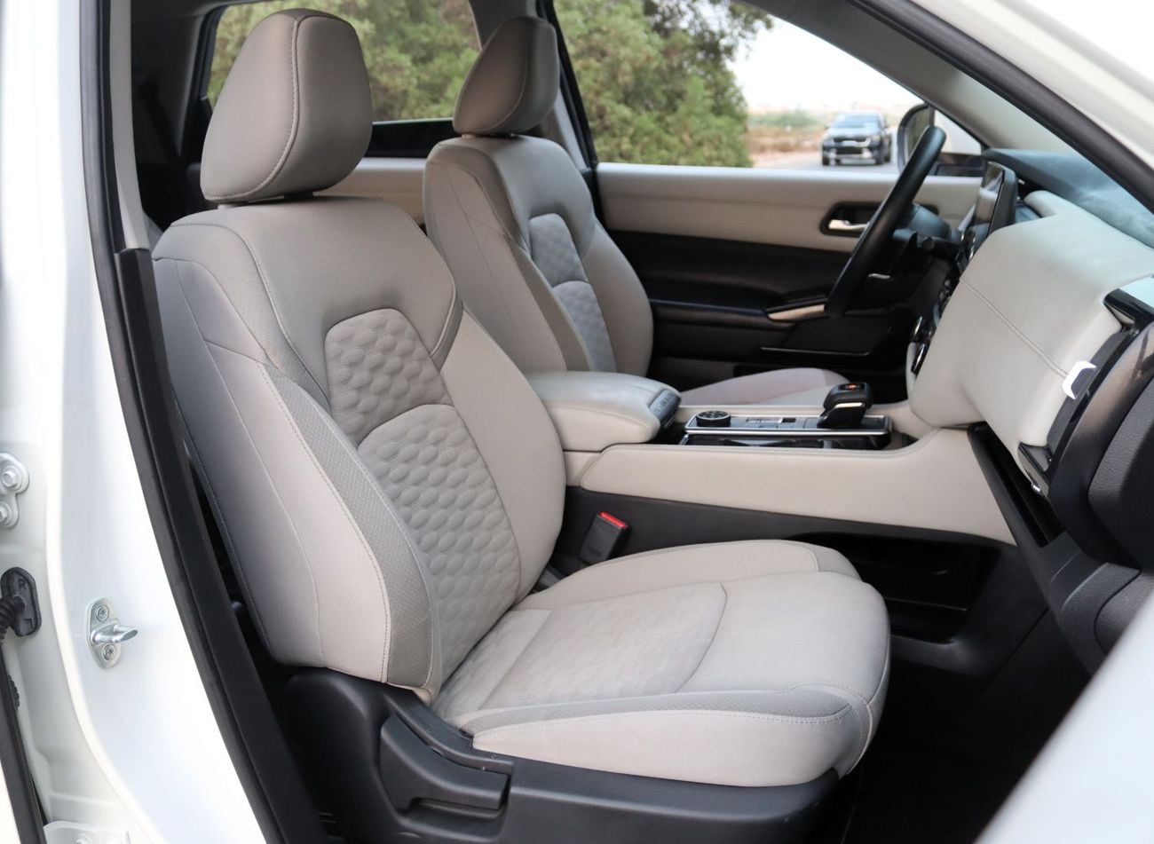 Nissan Pathfinder SV ACCIDENTS FREE - GCC - 3500 CC - 8 STR - 4WD - PERFECT CONDITION INSIDE OUT