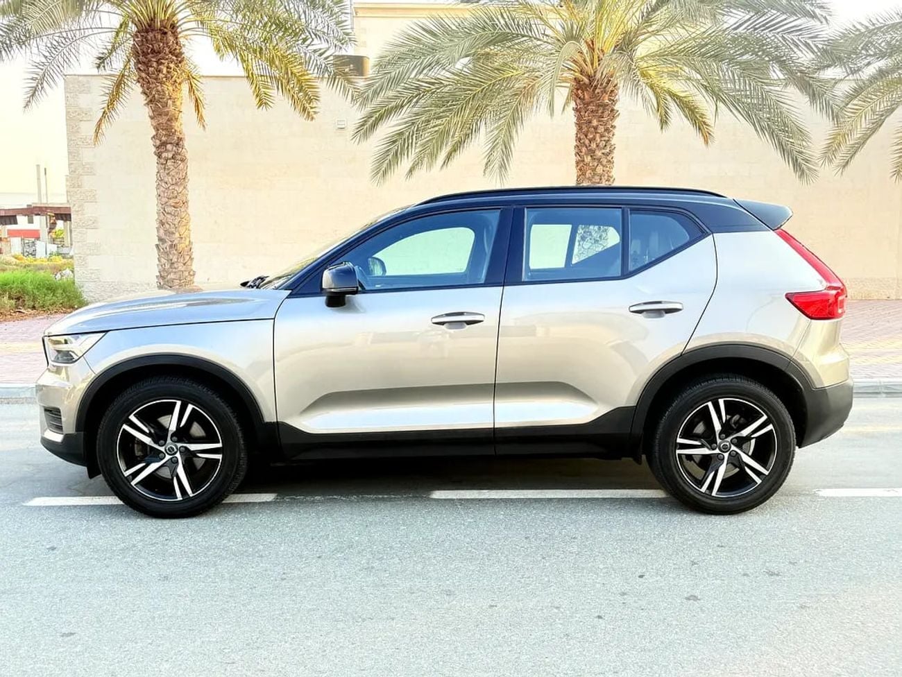 فولفو XC 40 R DESIGN موديل 2022، مواصفات خليجية | عقد صيانة مجاني! تمويل بنكي بدون دفعة أولى (0%)!