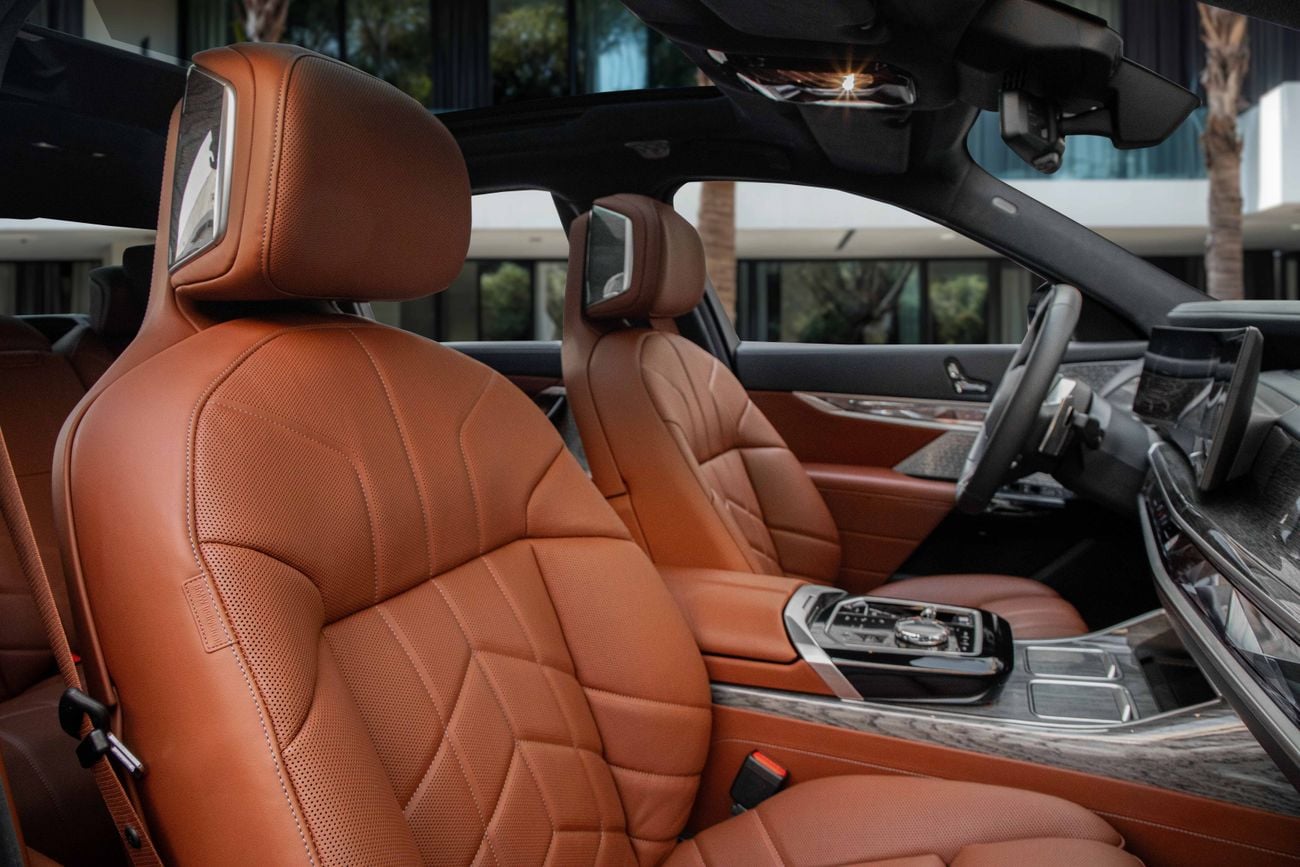 بي أم دبليو 760i M760 xDrive | 9,596 P.M | 0% Downpayment | BMW WARRANTY & SERVICE!