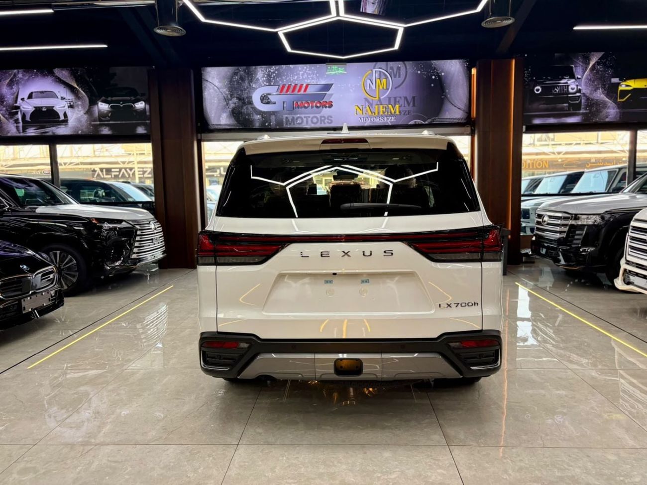 لكزس LX 700h SIGNATURE