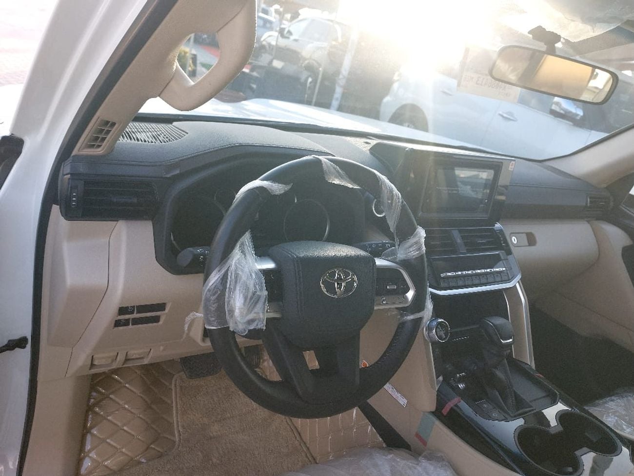 تويوتا لاند كروزر GXR Toyota landcruise 2024Model 4.5L v8 Diesel engine Colour White push start Transmission Automatic