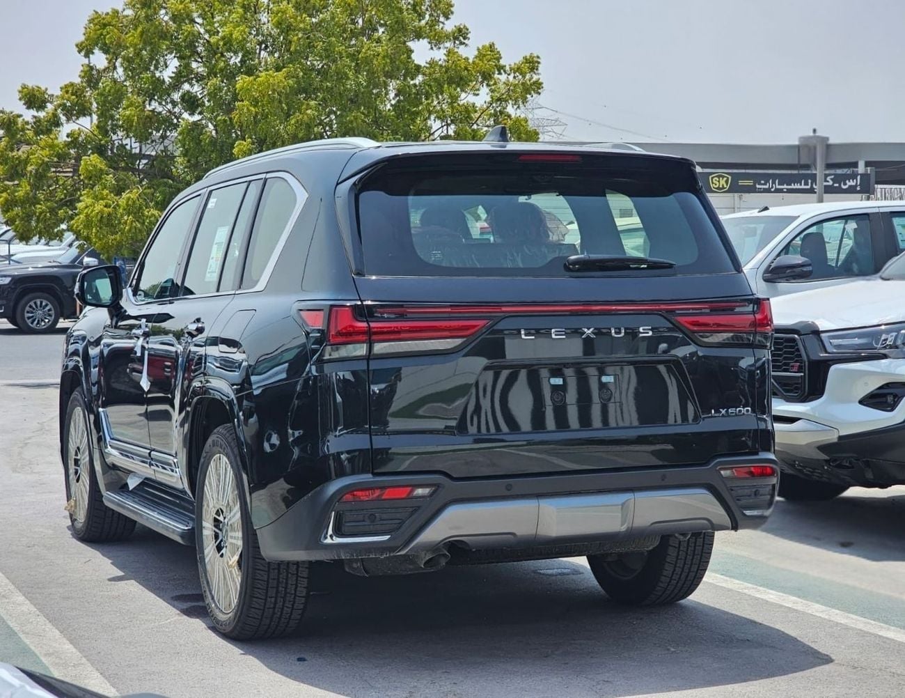 Lexus LX600 SIGNATURE || 3.5L V6 PETROL / RADAR / REAR ENTERTAINMENT SCREEN / HEADS UP DISPALY / COOL BOX (CODE