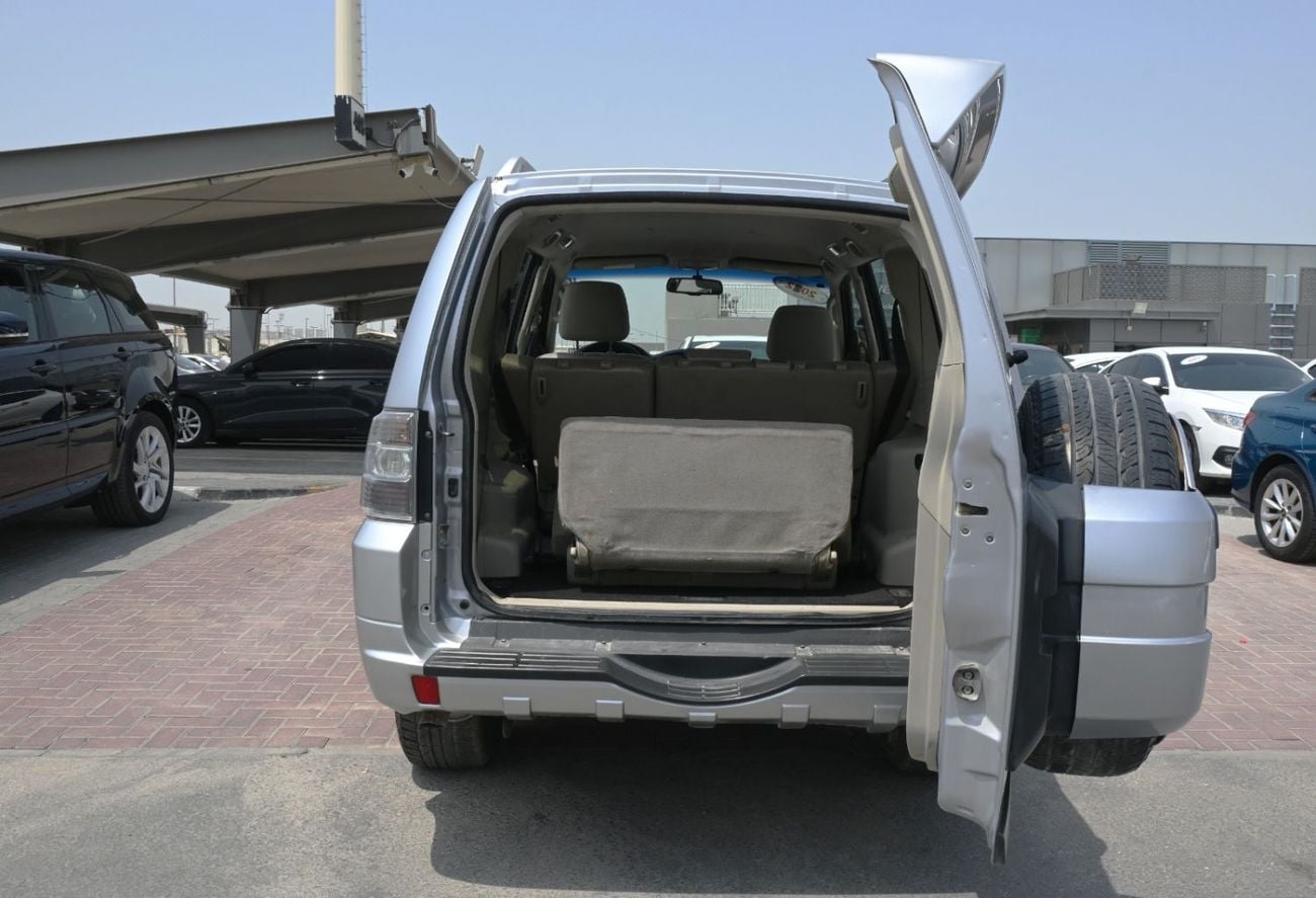 ميتسوبيشي باجيرو GLS MIDDLINE 5 -DOOR -3.5 - نظام الدفع الرباعى - SUV بترول - أوتوماتك - 3.5-6 V