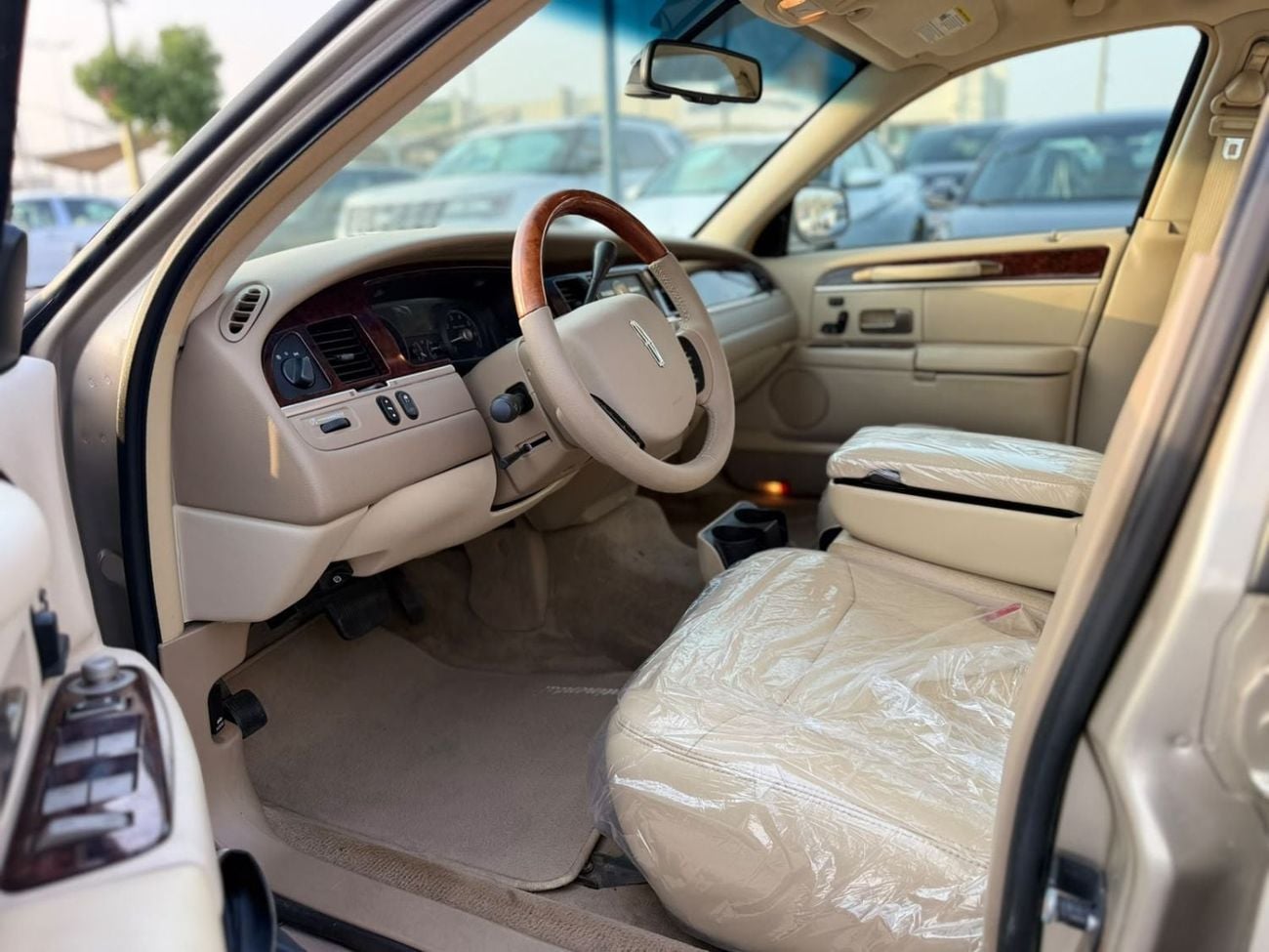 Lincoln Town Car SIGNATURE Accept a special price for a top-of-the-line model in excellent condition.